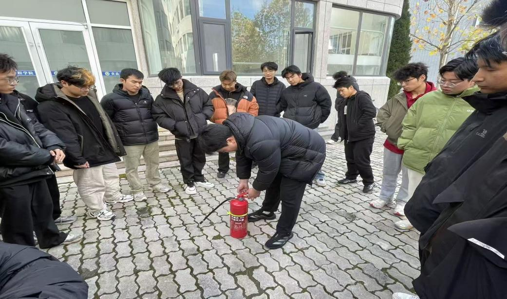 筑牢安全防线 护航校园平安——艺术学院 “一站式” 学生社区公寓消防安全演练圆满举行