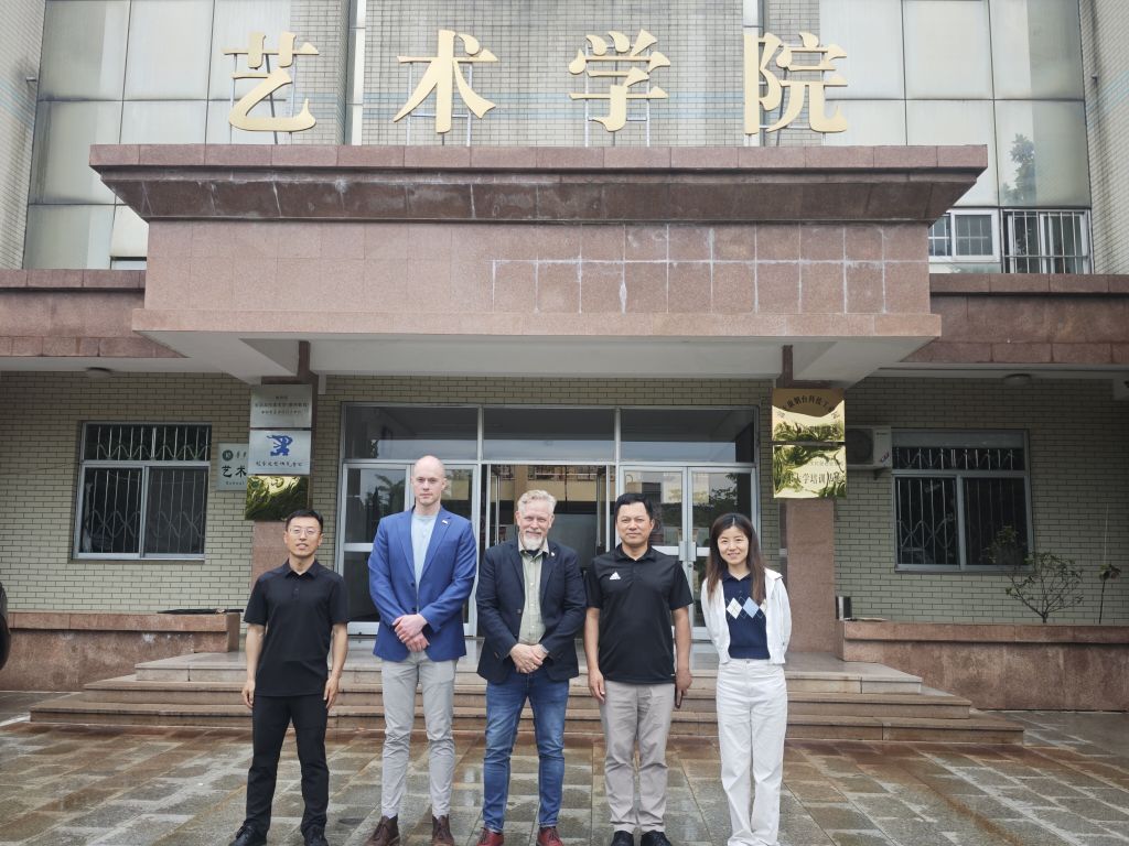 美国特洛伊大学艺术与设计系主任James Gregory Skaggs一行参观我院毕业设计作品展